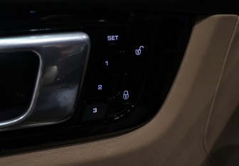 Подержанный автомобиль Porsche Cayenne 2018 года (15 фото)