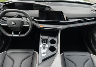 Подержанный автомобиль Changan UNI-V 2023 года (12 фото)