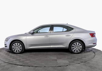 Подержанный автомобиль Skoda Superb Liftback 2020 года (8 фото)