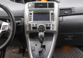 Подержанный автомобиль Toyota Verso 2012 года (14 фото)