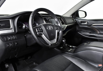Подержанный автомобиль Toyota Highlander 2014 года (10 фото)
