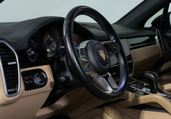 Подержанный автомобиль Porsche Cayenne 2019 года (13 фото)