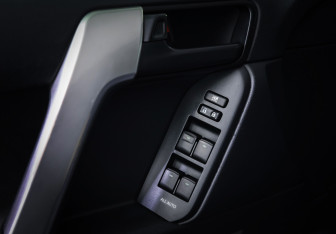Подержанный автомобиль Toyota Land Cruiser Prado 2013 года (18 фото)