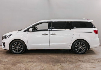 Подержанный автомобиль Kia Carnival 2018 года (8 фото)