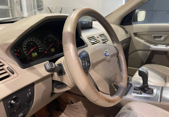 Подержанный автомобиль Volvo XC90 2004 года (13 фото)