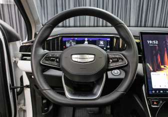 Подержанный автомобиль Geely Atlas 2024 года (17 фото)