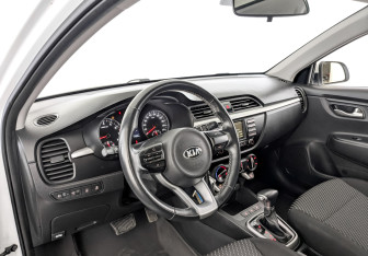 Подержанный автомобиль Kia Rio Sedan 2020 года (16 фото)