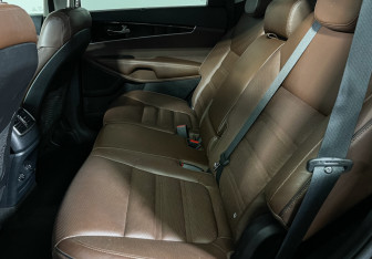 Подержанный автомобиль Kia Sorento 2016 года (10 фото)
