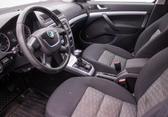 Подержанный автомобиль Skoda Octavia Liftback 2011 года (10 фото)
