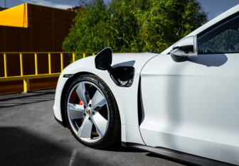 Подержанный автомобиль Porsche Taycan 2020 года (14 фото)