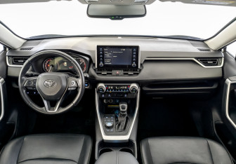 Подержанный автомобиль Toyota RAV4 2021 года (14 фото)
