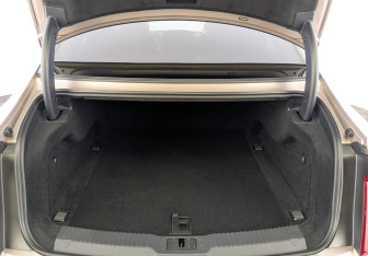 Подержанный автомобиль Hongqi H9 2023 года (10 фото)