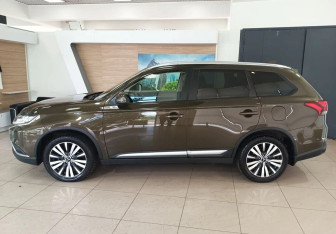 Подержанный автомобиль Mitsubishi Outlander 2020 года (8 фото)