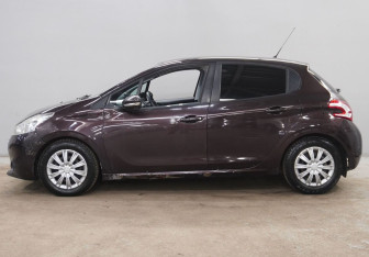 Подержанный автомобиль Peugeot 208 2013 года (8 фото)