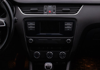 Подержанный автомобиль Skoda Octavia Liftback 2013 года (14 фото)