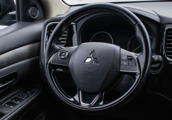 Подержанный автомобиль Mitsubishi Outlander 2015 года (15 фото)