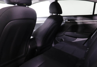 Подержанный автомобиль Hyundai Elantra Sedan 2017 года (9 фото)