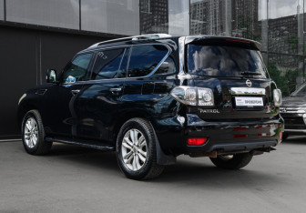 Подержанный автомобиль Nissan Patrol 2010 года (6 фото)