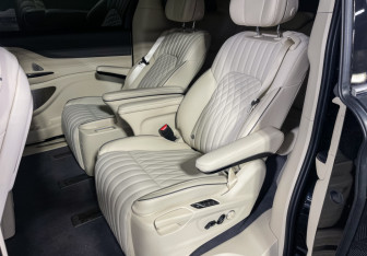 Подержанный автомобиль Voyah Dream 2022 года (10 фото)