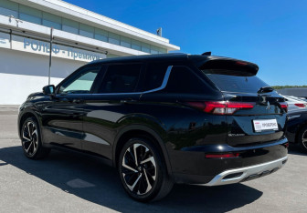 Подержанный автомобиль Mitsubishi Outlander 2023 года (7 фото)