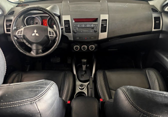 Подержанный автомобиль Mitsubishi Outlander 2008 года (11 фото)