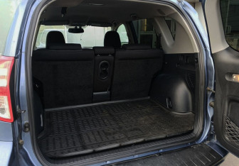 Подержанный автомобиль Toyota RAV4 2011 года (10 фото)
