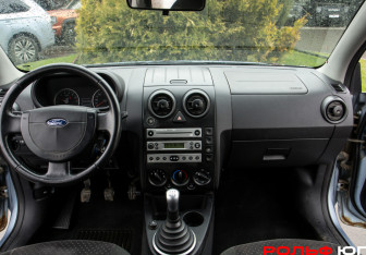 Подержанный автомобиль Ford Fusion 2005 года (10 фото)