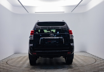 Подержанный автомобиль Toyota Land Cruiser Prado 2013 года (6 фото)
