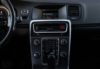 Подержанный автомобиль Volvo V60 2011 года (10 фото)