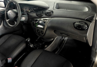 Подержанный автомобиль Ford Focus Sedan 2004 года (11 фото)