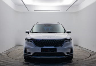 Подержанный автомобиль Kia Carnival 2021 года (2 фото)