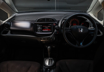 Подержанный автомобиль Honda Fit 2012 года (10 фото)