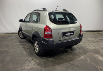 Подержанный автомобиль Hyundai Tucson 2006 года (6 фото)
