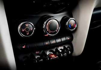 Подержанный автомобиль MINI Hatch 2016 года (27 фото)