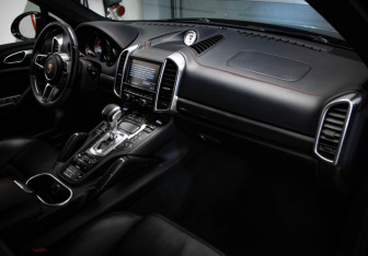 Подержанный автомобиль Porsche Cayenne 2015 года (25 фото)