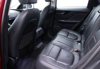 Подержанный автомобиль Jaguar F-Pace 2016 года (11 фото)