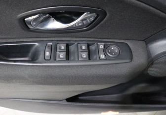 Подержанный автомобиль Renault Fluence 2012 года (11 фото)