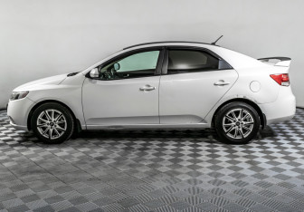 Подержанный автомобиль Kia Cerato Sedan 2011 года (8 фото)