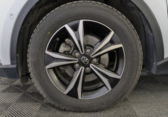 Подержанный автомобиль Toyota C-HR 2021 года (12 фото)
