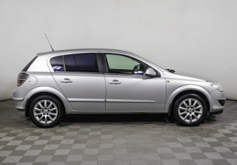 Подержанный автомобиль Opel Astra Sedan 2013 года (4 фото)