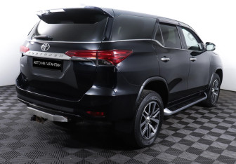 Подержанный автомобиль Toyota Fortuner 2017 года (5 фото)