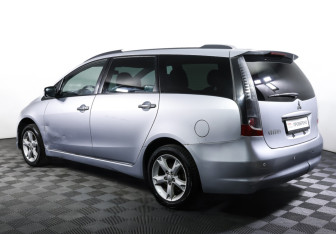 Подержанный автомобиль Mitsubishi Grandis 2008 года (7 фото)