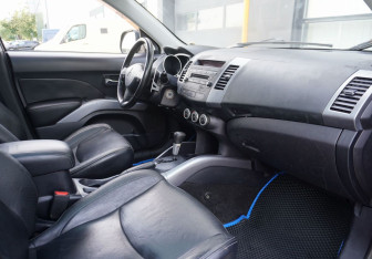 Подержанный автомобиль Mitsubishi Outlander 2008 года (11 фото)