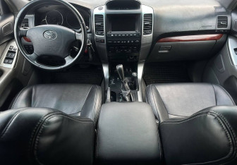Подержанный автомобиль Toyota Land Cruiser Prado 2003 года (11 фото)