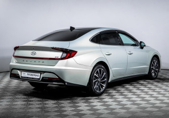 Подержанный автомобиль Hyundai Sonata 2022 года (5 фото)