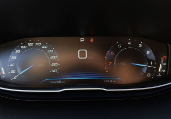 Подержанный автомобиль Peugeot 3008 2018 года (24 фото)