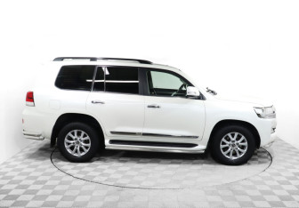 Подержанный автомобиль Toyota Land Cruiser Suv 2015 года (4 фото)