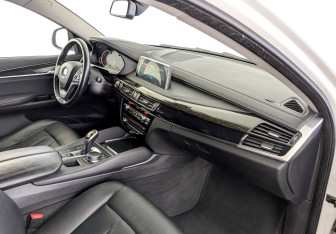 Подержанный автомобиль BMW X6 2019 года (11 фото)