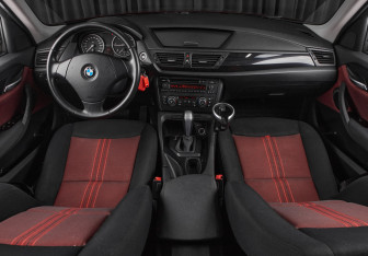 Подержанный автомобиль BMW X1 2011 года (17 фото)