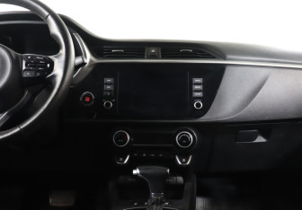 Подержанный автомобиль Kia Rio Hatchback 2021 года (14 фото)